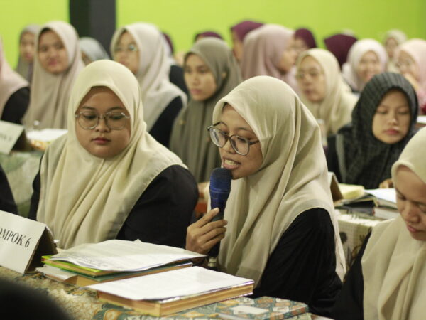 Asatidzah PP Al-Amanah Putri Kaji Hukum Membuang Sisa Makanan dalam Forum Bahtsul Masa’il