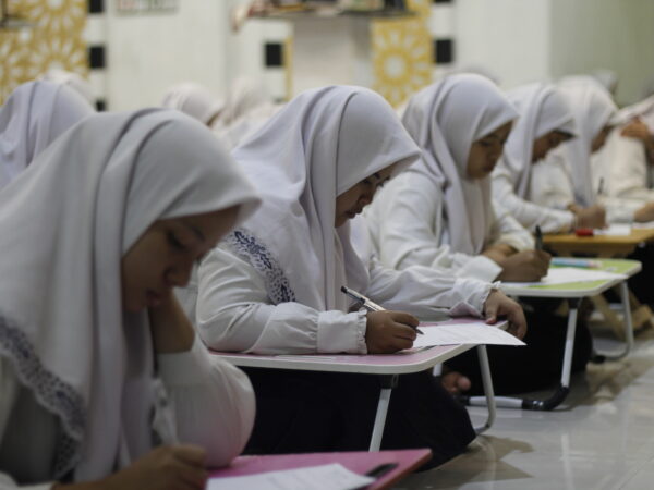 Paradoks Istilah Kurang Update Bagi Santri: Mengais Makna Update Sejati di Tengah Arus Degradasi